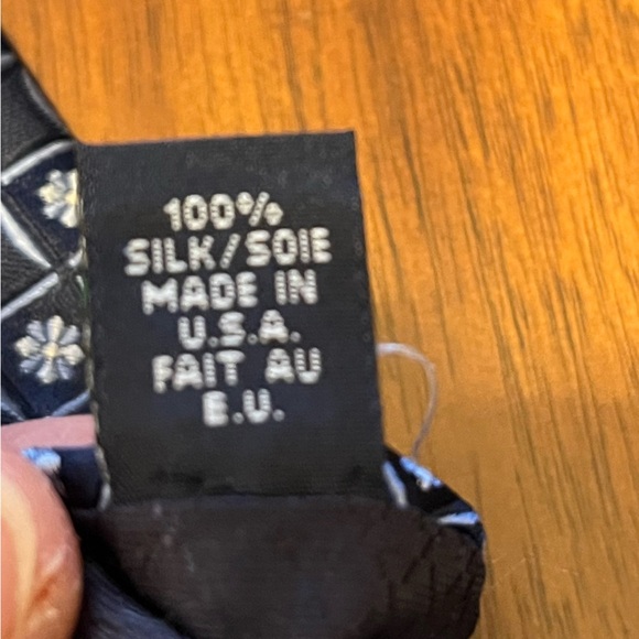 Arrow Men's Navy blue and White 100% silk Patterned Tie - Picture 6 of 6